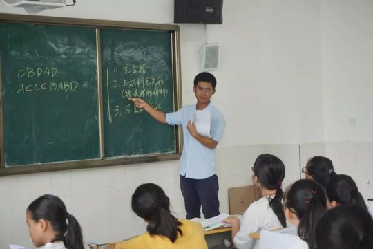 一学期平均绩点4.95共有16门课满绩这个学霸是个浪漫的文艺青年,一学期平均绩点多少算优秀